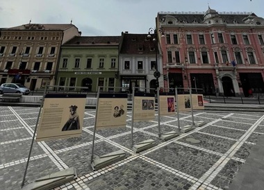 Expoziţia „Ferdinand şi Maria. Un destin comun: România Mare”, prezentată în Piaţa Sfatului din Braşov