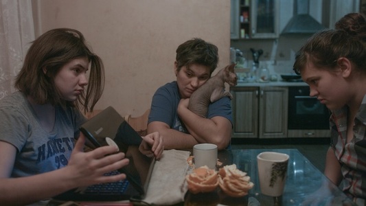 Documentarul „Pământul e albastru ca o portocală", semnat de regizoarea ucraineană Iryna Tsilyk, difuzat la TVR1