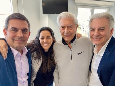 Scriitorul Mario Vargas Llosa „a învins covidul” şi a fost externat