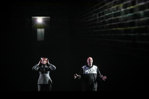  „Sunt o babă comunistă”, „Iubire cu năbădăi”, „Mici crime conjugale”, „Macbeth”, între reprezentaţiile Teatrului „Radu Stanca” Sibiu în lunile mai şi iunie