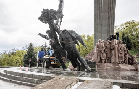 Kievul demolează un monument istoric dedicat prieteniei ucraineano-ruse