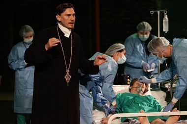 Declan Donnellan şi Nick Ormerod, fondatorii celebrei companii Cheek by Jowl, montează pentru prima dată în România