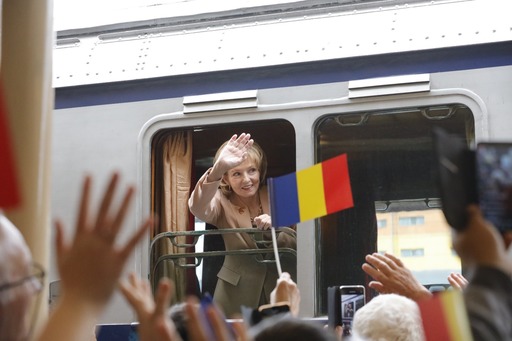 Popas al Trenului Regal la Buzău - Membrii familiei regale au discutat cu cei veniţi să îi întâmpine - FOTO