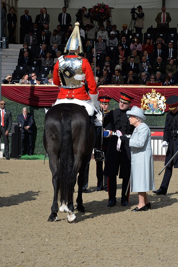 Regina Elizabeth a II-a a Marii Britanii participat la spectacolul ecvestru extravagant pentru Jubileul de Platină. Tom Cruise, Helen Mirren şi Katherine Jenkins, între prezentatori - FOTO