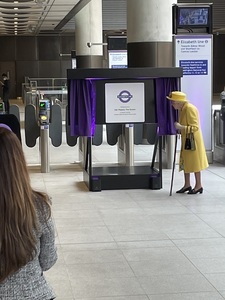 Regina Elizabeth a II-a a Marii Britanii a inaugurat linia de metrou ce-i poartă numele - FOTO