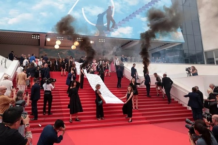 Protest la Cannes - Numele a 129 de femei ucise în Franţa, afişate pe covorul roşu - VIDEO