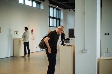 Un cuţit, un tensiometru şi alte obiecte aparţinând bucureştenilor, într-o expoziţie ca simboluri ale iubirii pierdute