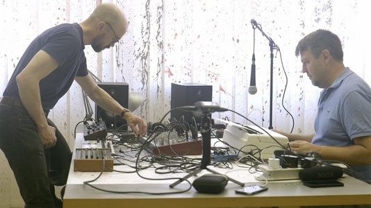 Artistul Ignacio Uriarte transformă maşini de scris în instrumente muzicale într-un performance cu producătorul Timm Brockmann, la galeria Gaep