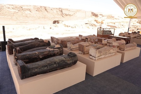 Egiptul a prezentat 250 de sarcofage şi 150 de statuete din bronz descoperite la Saqqara - FOTO