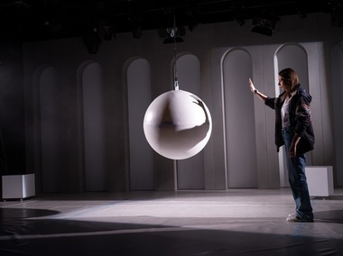 Premieră la Teatrelli: „Fade In/ Fade Out”, regizat de Bogdan Mustaţă, un proiect experimental care integrează sunetul binaural într-o producţie de teatru