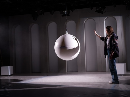 Premieră la Teatrelli: „Fade In/ Fade Out”, regizat de Bogdan Mustaţă, un proiect experimental care integrează sunetul binaural într-o producţie de teatru