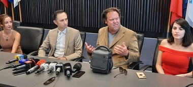 Jurnalistul britanic Charlie Ottley oferă o şansă copiilor care i-au furat echipamentele de filmare: le oferim şansa de a ne vizita când filmăm Flavours of Romania/ Am vrea să îi găsim mamei lor un loc de muncă ca să nu fie nevoită să trăiască pe străzi
