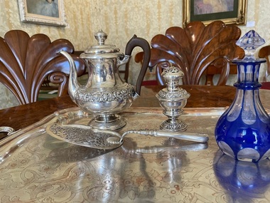 Mobilier Biedermeier şi obiecte reprezentative pentru culturile Africii, Asiei, Orientului Mijlociu şi Americii de Sud, în licitaţie - FOTO