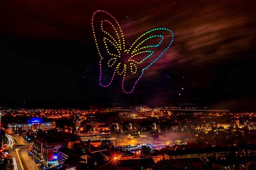 Premieră: Spectacol cu 200 de drone în deschiderea Festivalului Internaţional de Teatru de la Sibiu 