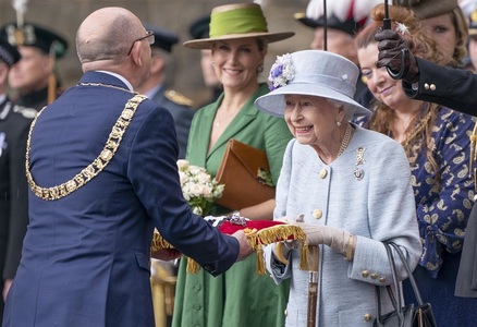 Regina Elizabeth II se află în Scoţia, prima sa apariţie publică de la Jubileul de Platină - VIDEO