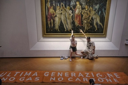 Activişti de mediu din Italia şi-au lipit mâinile de celebra pictură „Primavera” a lui Botticelli - VIDEO
