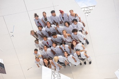 Dansatori de la Teatrul „Radu Stanca” Sibiu, la repetiţiile pentru premiera spectacolului final al People Power Partnership, producţie de mari dimensiuni