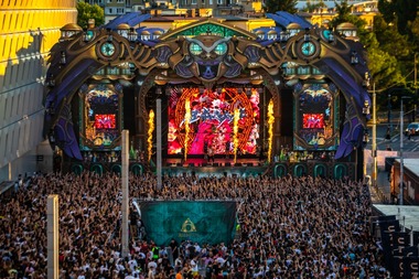 Peste 90.000 de persoane au fost prezente în cea de-a doua zi a Festivalului Untold / Don Diablo şi-a salutat fanii în română, a afirmat că i-a fost dor de Untold şi a purtat pe umeri steagul României 