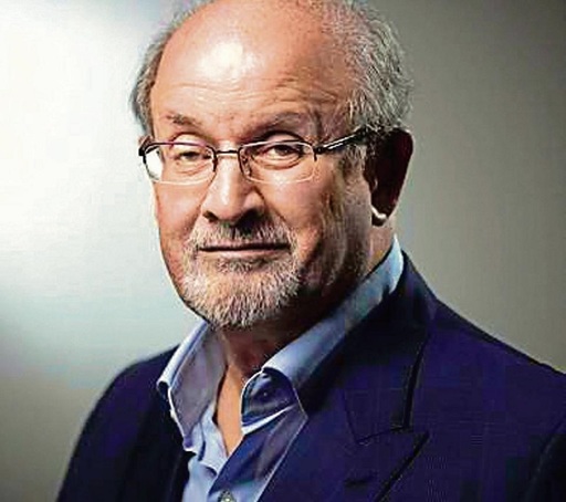 Scriitorul Salman Rushdie este conectat la un ventilator şi îşi va pierde, cel mai probabil,  un ochi după ce a fost înjunghiat/ Agresorul, identificat de poliţişti