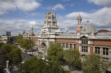 Opere din colecţia unuia dintre cele mai mari muzee ale lumii, Victoria & Albert Museum din Londra, se văd la Bucureşti - FOTO