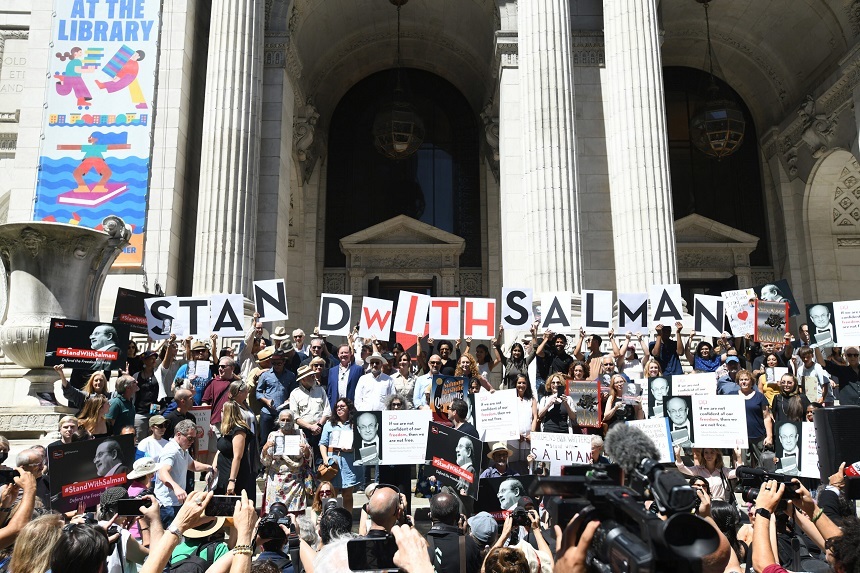Lumea literară i-a adus un omagiu lui Salman Rushdie la New York