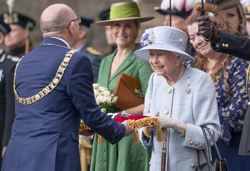 Regina Elizabeth II nu va asista sâmbătă la Jocurile Highland din Scoţia, stârnind noi îngrijorări cu privire la starea sa de sănătate