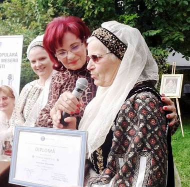 O artistă din Argeş, păstrătoare a tradiţiei maramei de Muscel, declarată ”Tezaur Uman Viu” 

  