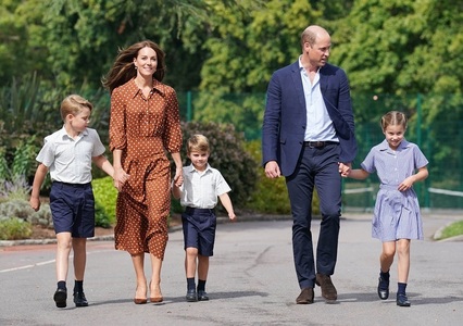 Tinerii membri ai familiei regale britanice s-au prezentat la noua lor şcoală - FOTO/VIDEO