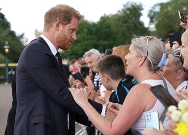 Prinţul Harry îi mulţumeşte bunicii lui pentru "sfaturile bune" şi "râsul molipsitor"