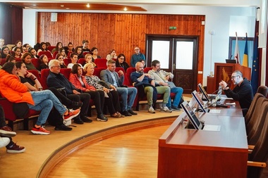„Feţele războiului”, la Astra Film Festival - Scriitorul Vasile Ernu: „Aşa cum arată Estul, ar trebui să ne temem, pentru că nu ştim ce monştri zac în noi”