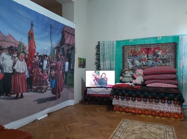 Expoziţia "Tokmeala - Îţi dau noră, îţi dau avere", o imersiune în universul pălăriilor negre de stofă şi al fustelor colorate, în cadrul Astra Film Festival - FOTO