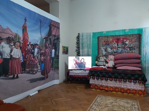 Expoziţia "Tokmeala - Îţi dau noră, îţi dau avere", o imersiune în universul pălăriilor negre de stofă şi al fustelor colorate, în cadrul Astra Film Festival - FOTO