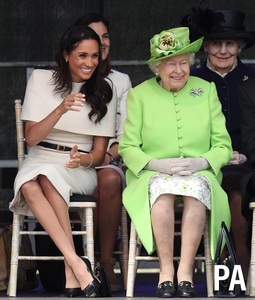 Meghan Markle a vorbit într-un interviu pentru Variety despre relaţia cu Regina Elizabeth II: „Sunt norocoasă că am cunoscut-o”