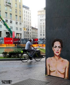 Un portret al actriţei Angelina Jolie cu semne ale mastectomiei a apărut pe un zid din Milano - FOTO