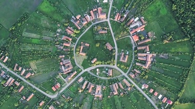 Opt case tradiţionale din Charlottenburg,  singurul sat rotund din România, vor fi reabilitate cu bani din PNRR 