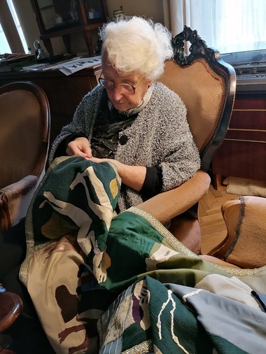 Opere de Lilian Theil, artista care „pictează” cu acul de cusut, expuse la Bucureşti
