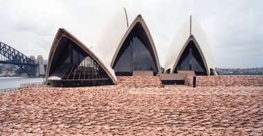 Artistul Spencer Tunick, cunoscut pentru fotografiile sale în care apar mii de persoane nud, va organiza un nou proiect pe o plajă din Sydney