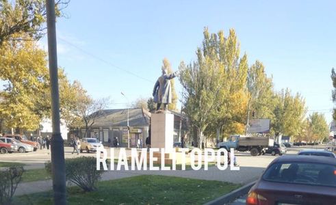 Autorităţile ruse de ocupaţie au repus pe soclu o statuie a lui Lenin la Melitopol 