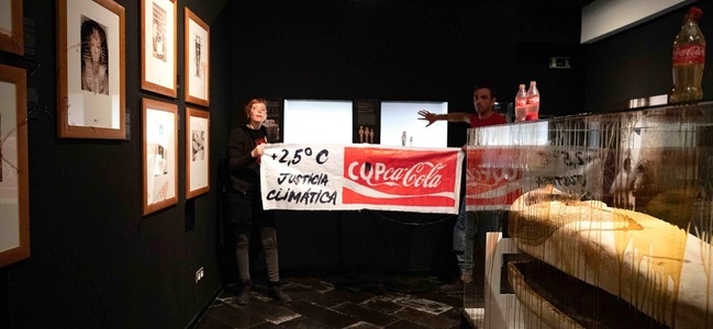 Activişti de mediu au stropit cu Coca-Cola o mumie egipteană dintr-o expoziţie în Spania - VIDEO
