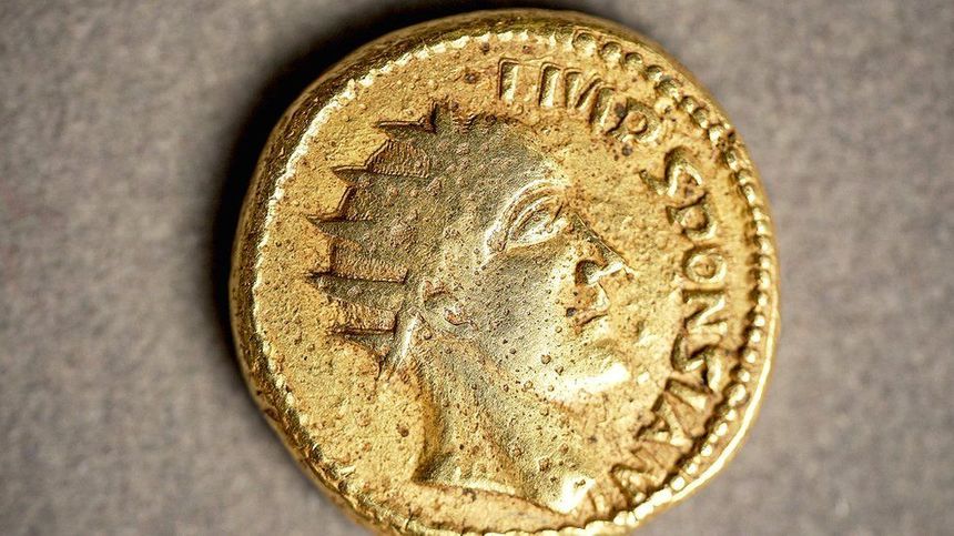 Moneda de aur care dovedeşte că un ”fals” împărat roman a fost real, expusă la Muzeul Brukenthal din Sibiu / Analiza microscopică a evidenţiat dovezi de autenticitate / Manager: Un lucru minunat 