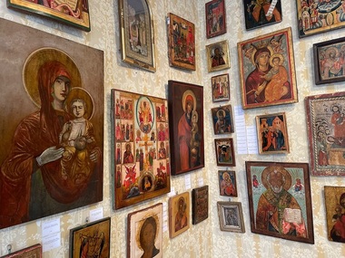 O colecţie de 210 icoane pe sticlă, inclusiv rarităţi, scoase la licitaţie