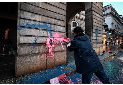 Activişti de mediu au stropit cu vopsea teatrul Scala din Milano - FOTO