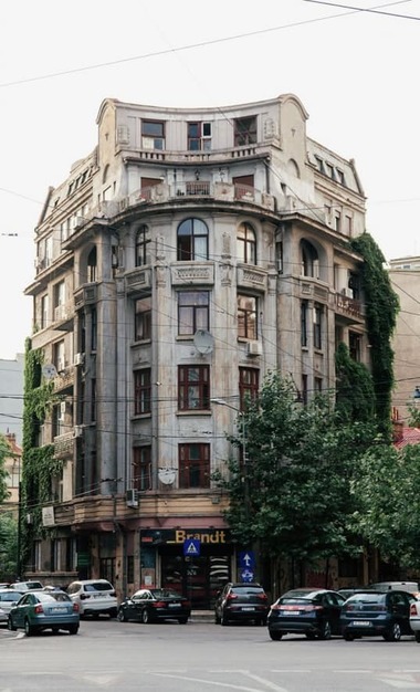 Finanţare din PNRR pentru consolidarea unei clădiri cu risc seismic din Capitală / Imobilul vizat, monument istoric din 1928 