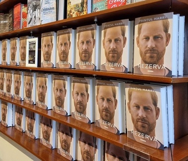 Tirajul de 15.000 de exemplare ale cărţii prinţului Harry, "Rezervă", editată de Nemira, a fost vândut 