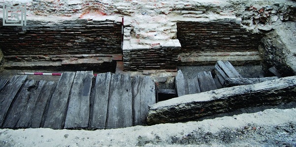 Străzi de lemn din vechiul Bucureşti, descoperite pe străzile Lipscani, Smârdan şi Gabroveni din Centrul Istoric - FOTO