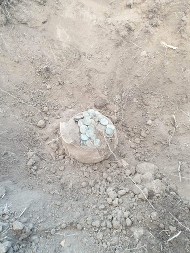 Descoperire arheologică făcută de trei bărbaţi într-o comună din Constanţa - Au fost găsite un vas antic din ceramică şi monede romane/ Arheologii au stabilit că acestea datează din secolul III d.Hr. - FOTO
