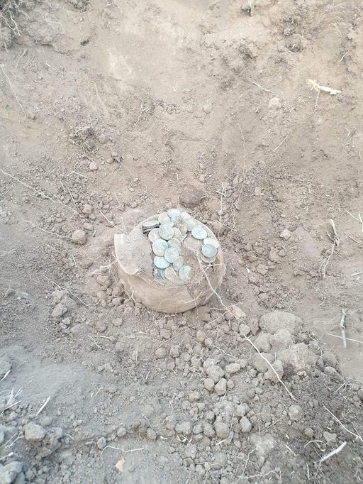 Descoperire arheologică făcută de trei bărbaţi într-o comună din Constanţa - Au fost găsite un vas antic din ceramică şi monede romane/ Arheologii au stabilit că acestea datează din secolul III d.Hr. - FOTO
