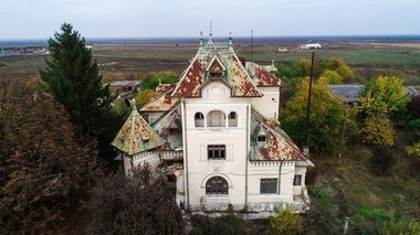 Conac ridicat pe moşia din vremurile boierului Vintilă şi ale jupânesei Voica Cornăţeanu, de vânzare la 325.000 de euro - FOTO