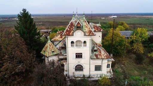 Conac ridicat pe moşia din vremurile boierului Vintilă şi ale jupânesei Voica Cornăţeanu, de vânzare la 325.000 de euro - FOTO