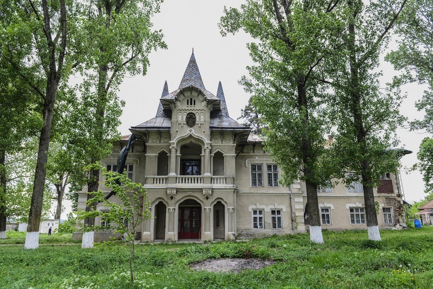 Un conac în stil neogotic din judeţul Neamţ se vinde cu 350.000 de euro - FOTO